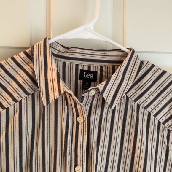 Lee button down blouse. Cute narrow cuffs. Feminine mini-pleats across back. - Picture 2 of 6